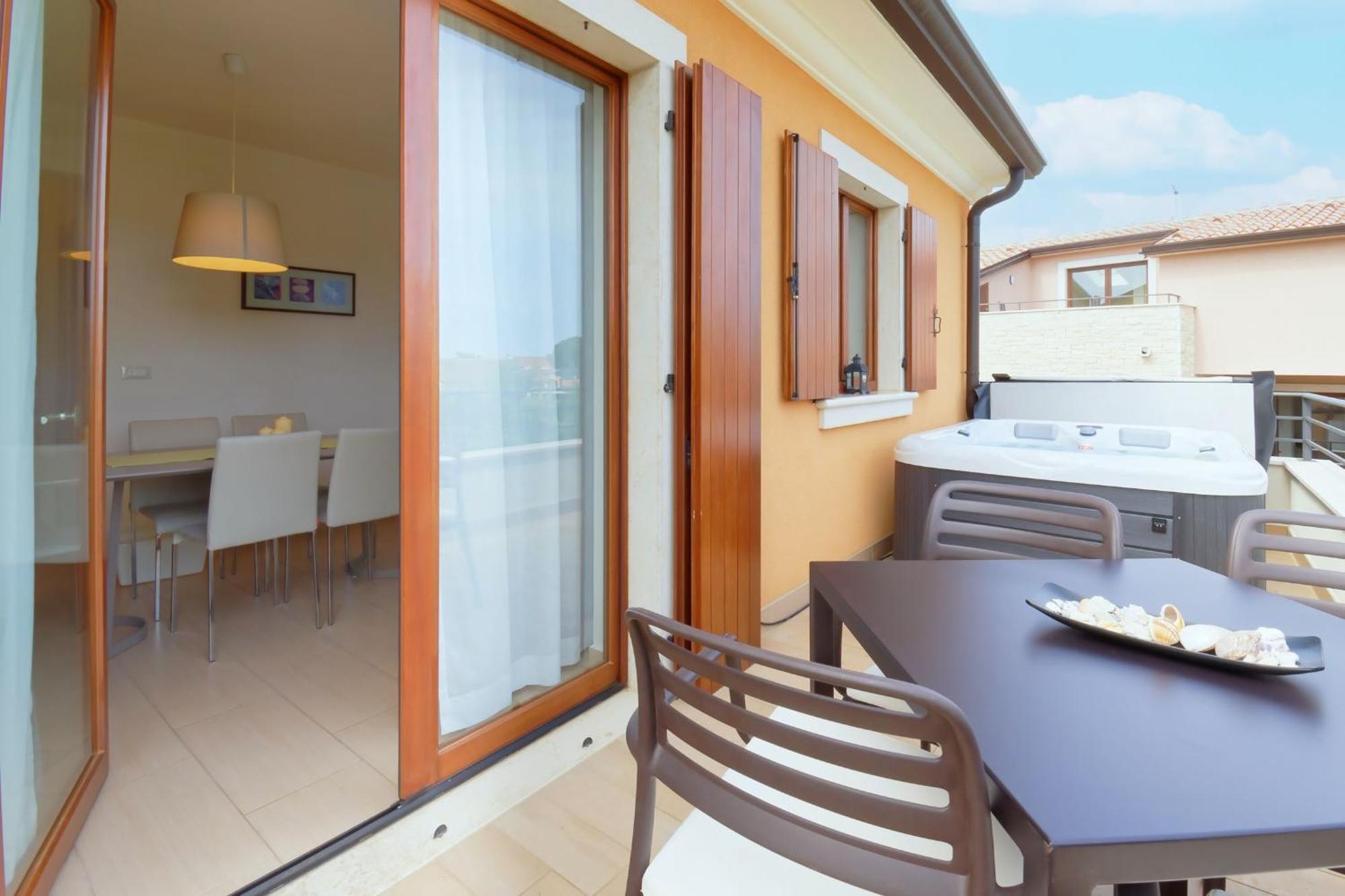 Apartment Enrico - Two Bedroom Apartment With Jacuzzi Poreč