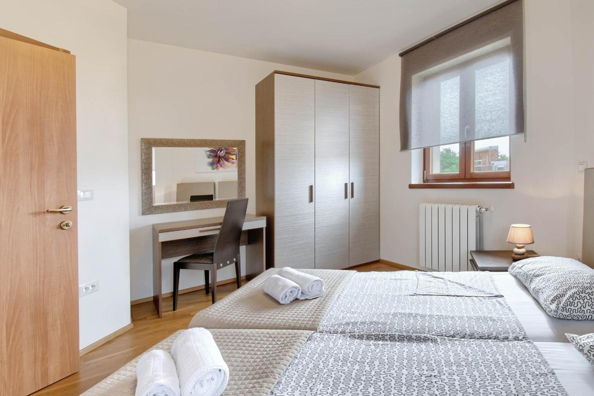 Apartment Enrico - Two Bedroom Apartment With Jacuzzi Apartment *